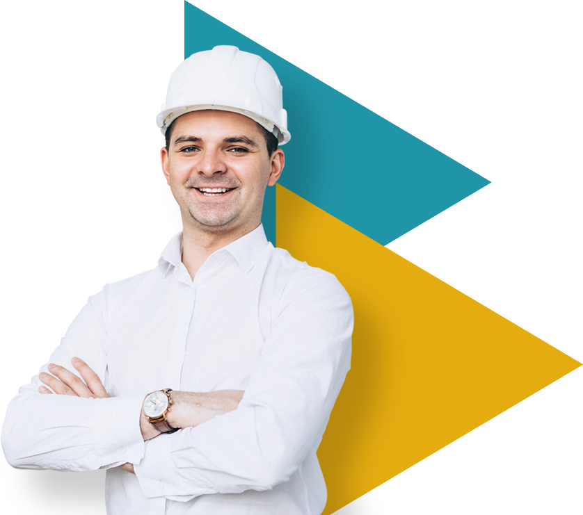 Engenheiro sorridente de capacete, camisa branca e braços cruzados